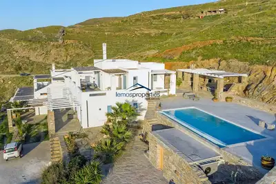 Image de Villa traditionnelle avec vue sur la mer et piscine, idéale pour les grandes familles