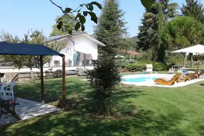 villa avec piscine près de 5 Terre, chambres indépendantes, grand parc