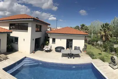 Image de Villa de prestige contemporaine, avec grande piscine et belle terrasse ombragée