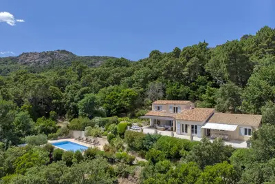 Image de Grande villa. 25 minutes à l'intérieur des terres de St Tropez. Magnifique vue sur la mer.