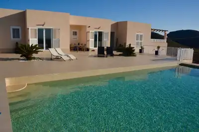 Image de Villa de luxe avec piscine privée et vue imprenable