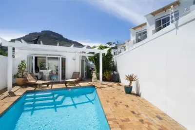Image de Une maison de 3 chambres modernes avec piscine privée située dans un complexe sécurisé.