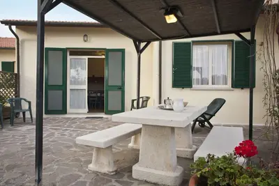 Image de Petit complexe d'appartements verdoyant dans un quartier pratique, près de Procchio et de Marina di Campo