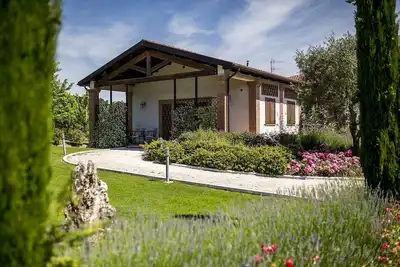 Image de Appartement Glicine dans ferme avec jardin et piscine