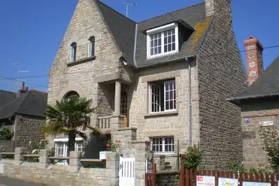 Image de Grande maison spacieuse de cinq chambres dans le centre de Dinard