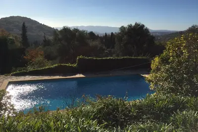 Image de Maison Provençale traditionnelle avec piscine chauffée et un court de tennis