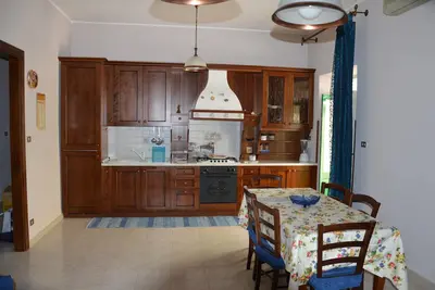 Appartement à 100 m de la mer avec Wi-Fi -air conditionné et terrasse.