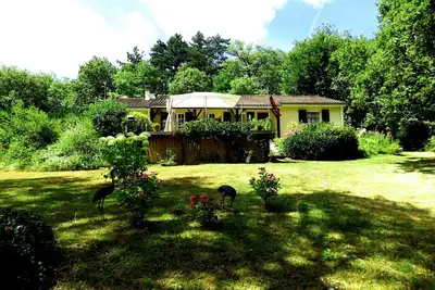 Image de Situé dans un cadre boisé tranquille.