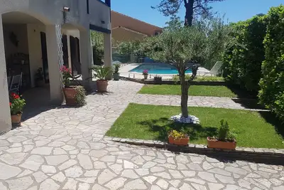 Image de Villa dans une pinède située au sommet d'un village méditerranéen