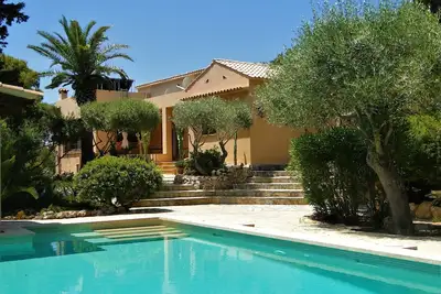 Maison confortable et luxueux avec piscine et jardin rêvé à quelques mètres de la plage