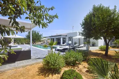 Image de Standing Villa, Piscine ÉNORME 10 Minutes Pour Ibiza Et Plage
