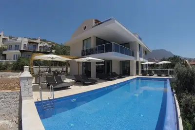 Villa de 7 chambres avec piscine à débordement privée, bain à remous et vue imprenable sur la mer