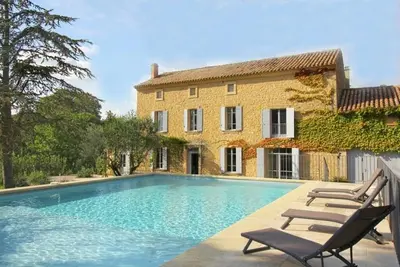 Image de Domaine viticole du XIXe siècle récemment rénové, au pied du Mont Ventoux