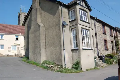 Image de petite maison mignonne avec feu ouvert, grand paysage local et un grand pub voisin