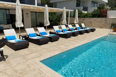 Villa contemporaine de luxe à Kalkan, femme de ménage quotidienne, piscine à débordement chauffée