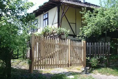 Image de Maison à pans de bois près d'Apriltsi magnifique conservée avec salle de bain moderne.