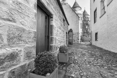 Image de Luxury Bed and Breakfast chalet mis dans les jardins de Maspie House.