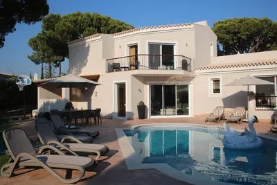 Image de Fabuleuse villa de 4 chambres, avec piscine privée et jardin. Entièrement rénové pour 2019.