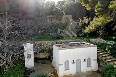 Image de Domaine avec maisons anciennes en pierre entourées de verdure! au coeur du Salento!