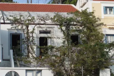 Image de Jolie maison de village avec très belle vue sur le port de Symi depuis de grandes terrasses.