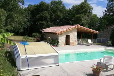 Image de gite maison de campagne en pierres blanches du pays cordais