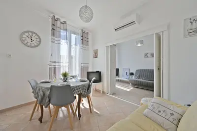 Image de Vacances à Nîmes jolie vue sur parc à 5 mn à pied du centre ville