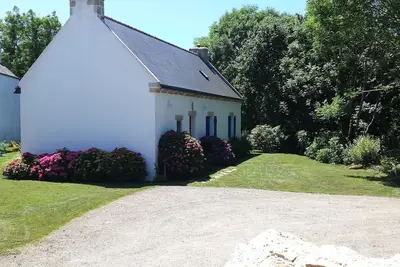 Image de maison individuelle sur jardin arboré avec mare à 800 m de la mer