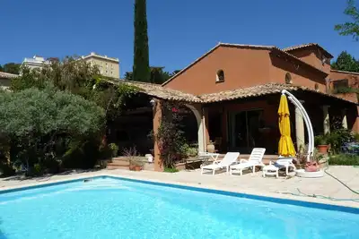 Image de Propriété de caractère avec piscine quartier résidentiel proche centre