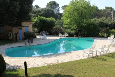 Image de Les Messugues, Mas provençal typique avec piscine partagée, nature, calme