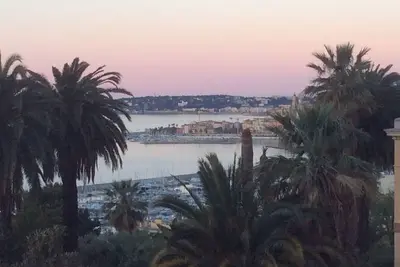 Image de Vue panoramique à 180° sur la baie de Menton célèbre pour la fête du Citron