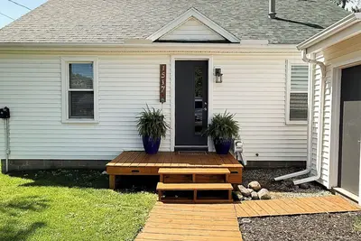 Image de Wamplers Lake North Shore Lakefront Home avec Sandy Beach pour la baignade