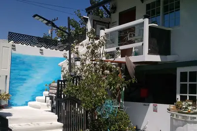 Image de 1920 chalet de plage. 2 pâtés de maisons de la plage. Câble, laveuse et sécheuse.