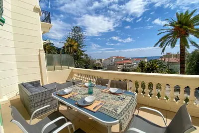 Image de Appartement Élégant avec Terrasse Spacieuse au Garavan Palace