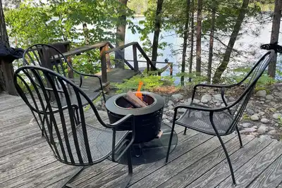 Image de Beau cadre au bord du lac. Les zones de villégiature sont proches. Bateau ponton disponible à la location