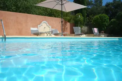 Image de Mas d'Avignon : piscine, grand parc arboré au calme absolu