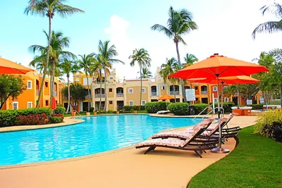 Image de 2br / 2ba Villa près de la plage, le golf w / WiFi, grand balcon, vue sur la piscine / jardin