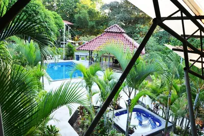 Image de Piscine, sauna, bain Ă remous, arbres fruitiers, jardins luxuriants