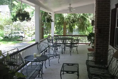 Image de chalet d'origine Campmeeting avec une pellicule spacieuse autour de proch