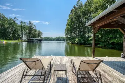 Image de LakeShore Villa - Belle maison au bord du lac pour toute la famille