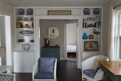 Image de Quintessential Cottage Summer. À pied de train et Ville. Bike Pour plages de l'océan.