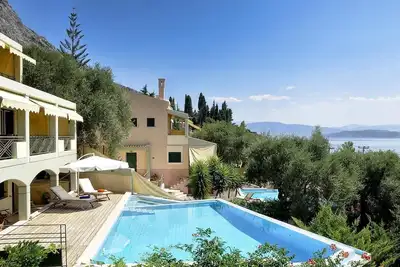 Image de Villa de vacances de luxe au bord de la mer avec piscine privée et barbecue