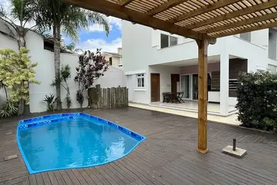 Image de Une maison à voir absolument avec piscine!