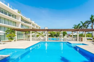 Image de Spacious, Poolside, Gym, 1 Block Beach & 5th Ave