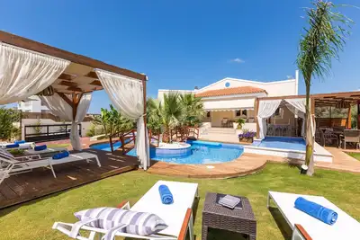 Image de Villa Eva! Détendez-vous à la piscine, au jacuzzi extérieur et au jardin! Aire de jeux et ping-pong!