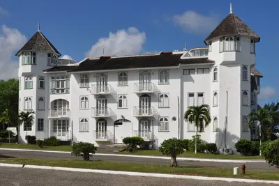 Image de Loft avec équipements modernes, piscine, accès naturel à la plage et bar de la piscine