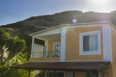Image de Maison de luxe de 2 chambres avec vue sur la mer.