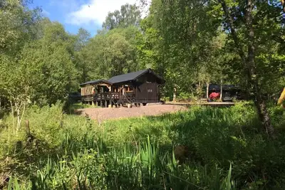 Image de Une charmante cabane avec poêle à bois, bain à remous et vue imprenable sur le lac.