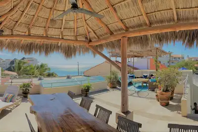 Image de Vues magnifiques sur l'océan depuis la terrasse privée, la piscine, les planches de surf, les SUPs et la femme de ménage