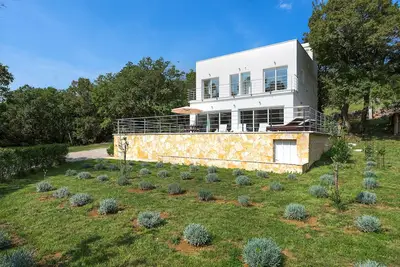 Image de Nouvelle villa de luxe avec piscine