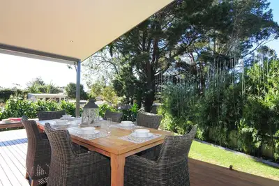 Image de Beach Bliss :: Maison moderne de 3 chambres à coucher près de la plage de Nelsons